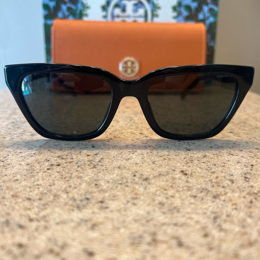Tory Burch Kira Cat-Eye Sunglasses in Black